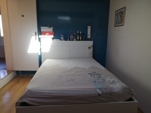 3 habitaciones, tabla de planchar con plancha, wifi y ropa de cama 