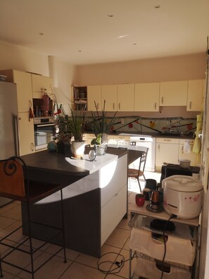 Private kitchen - House 50 m from portissol beach. All amenities within walking distance. (Sanary-sur-Mer)