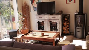 A living room with a sofa, a coffee table, a television, and a fireplace. - House 50 m from portissol beach. All amenities within walking distance. (Sanary-sur-Mer)