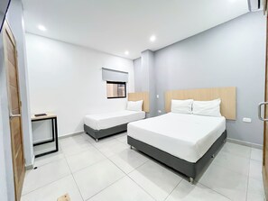 家庭雙床房 | 低過敏寢具、書桌、筆電工作空間、免費無線上網