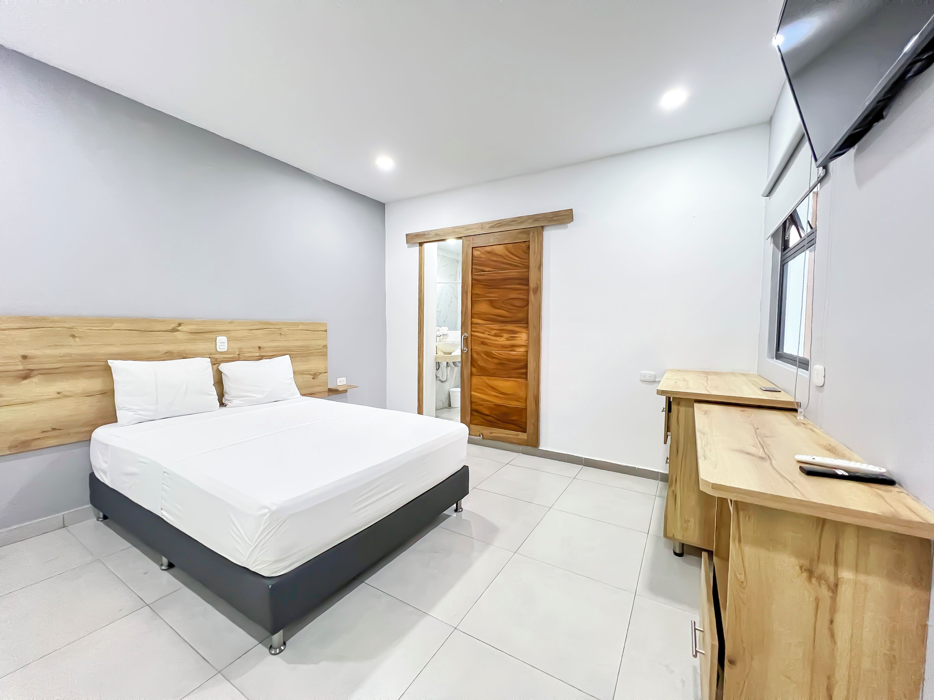 Habitación empresarial doble | Ropa de cama hipoalergénica y escritorio 