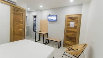 Kahden hengen businesshuone | Työpöytä, kannettavalle tietokoneelle sopiva työtila, ilmainen Wi-Fi