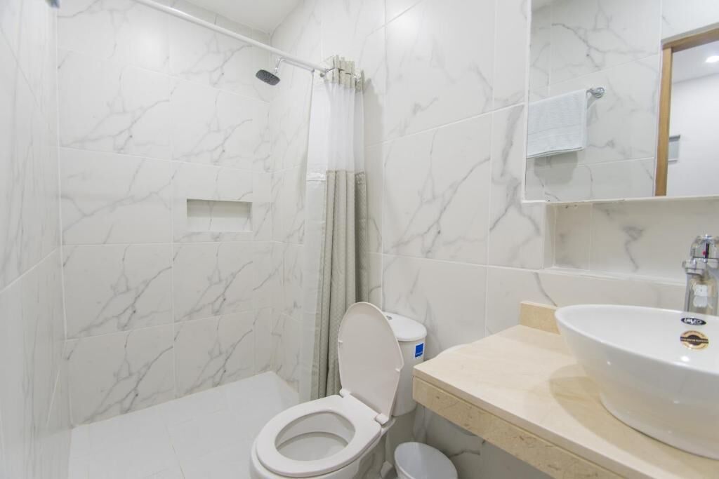 Habitación familiar con 2 camas individuales | Baño | Ducha, secador de pelo, toallas y jabón