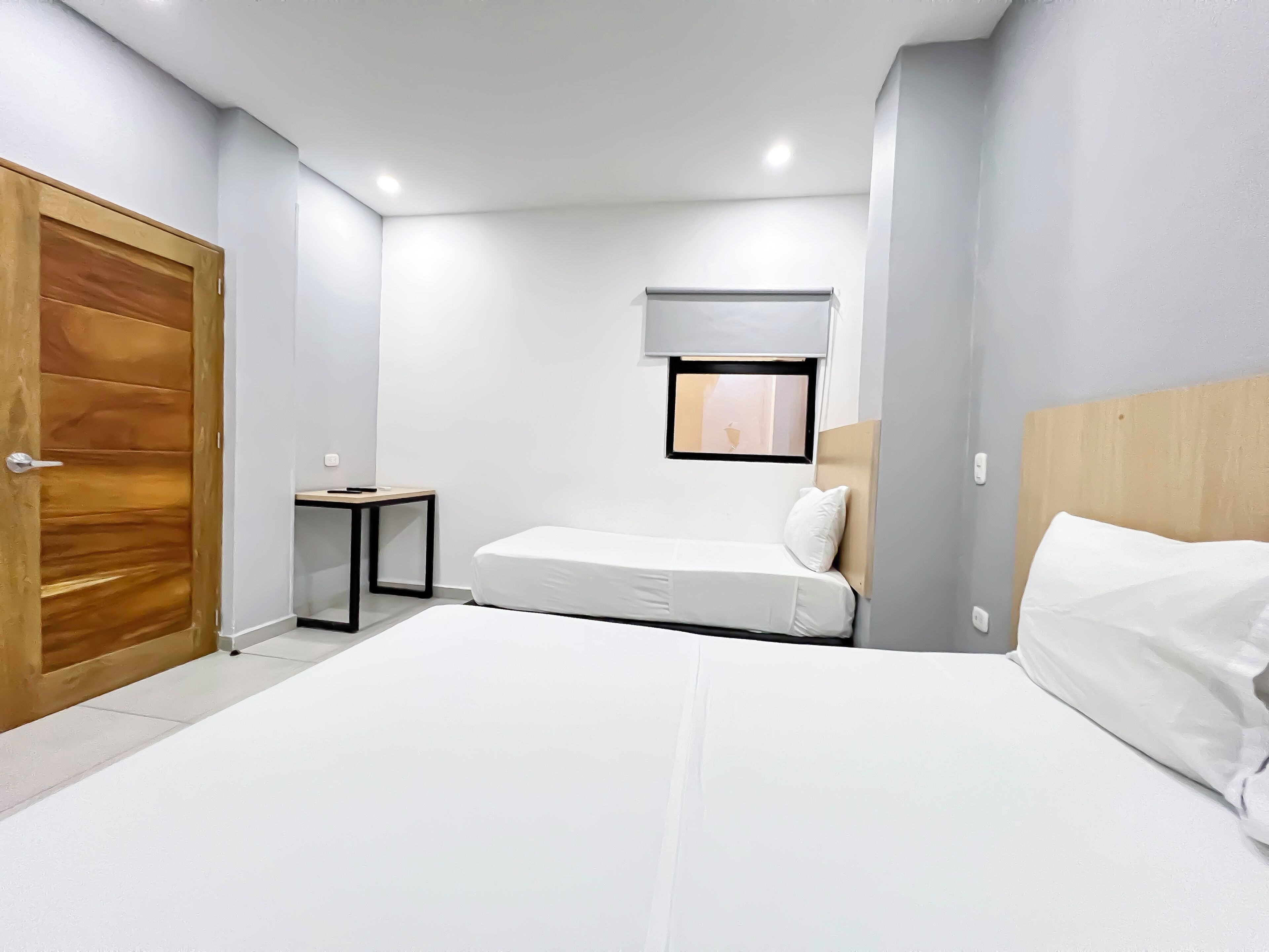 Phòng 2 giường đơn dành cho gia đình | Bộ đồ giường kháng dị ứng, bàn, khu vực làm việc phù hợp cho laptop 