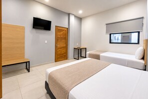 A hotel room with a bed, a bench, a TV, a door, and a window. - Stanza Hotel Sincelejo (Sincelejo)