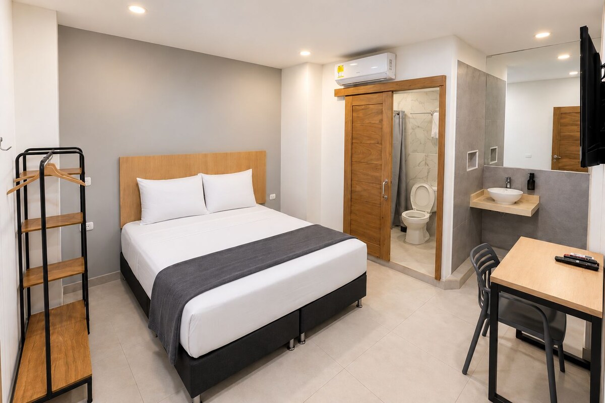 Business Double Room | Hypo-allergenic bedding available, desk, laptop workspace, WiFi (free)