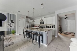 Fridge, microwave, oven, stovetop - 5BR Themed Home w/ Pool - Windsor Island (Davenport)
