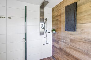 Dusche, Haartrockner, Handtücher