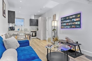 Smart TV, books - 2BR 2Bath at Hendon – 1 Min to Train- Free Parking (london)