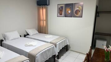 Quarto triplo básico | Wi-Fi de cortesia