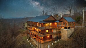 Exterior - 6 bedroom 10 Bed Chalet with Theatre, Gameroom, Community Pool and Tennis Courts (Gatlinburg)