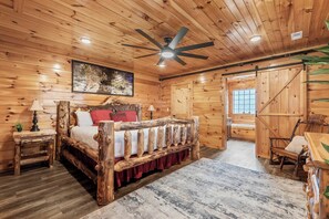 6 bedrooms, iron/ironing board, travel cot, WiFi - 6 bedroom 10 Bed Chalet with Theatre, Gameroom, Community Pool and Tennis Courts (Gatlinburg)