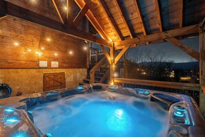 Outdoor spa tub - 6 bedroom 10 Bed Chalet with Theatre, Gameroom, Community Pool and Tennis Courts (Gatlinburg)