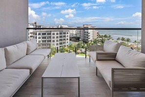 Luxury-Apartment, Balkon, Strandblick | Unterkunftsgelände