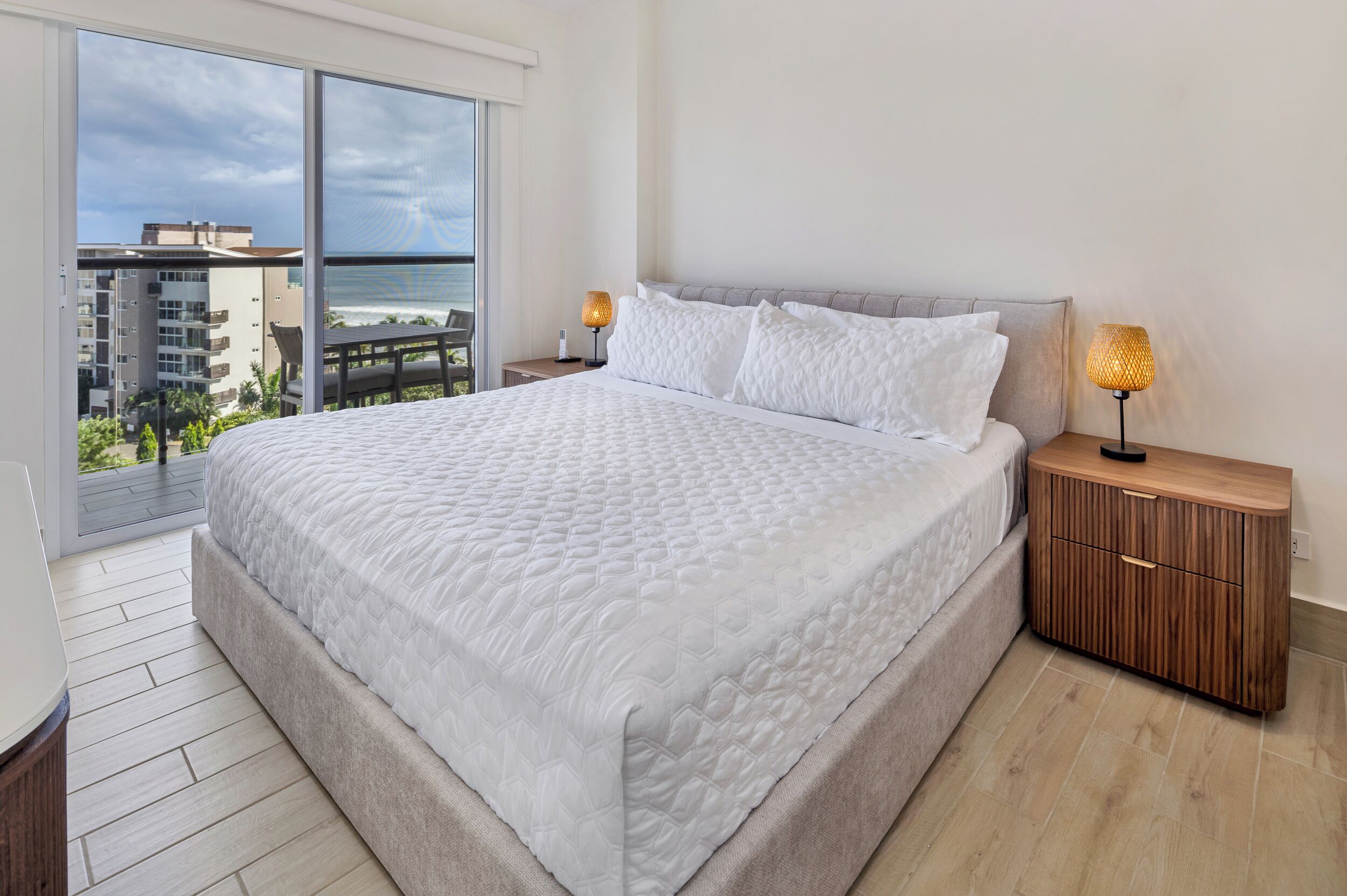 Luxury-Apartment, Balkon, Strandblick | Bügeleisen/Bügelbrett, kostenloses WLAN