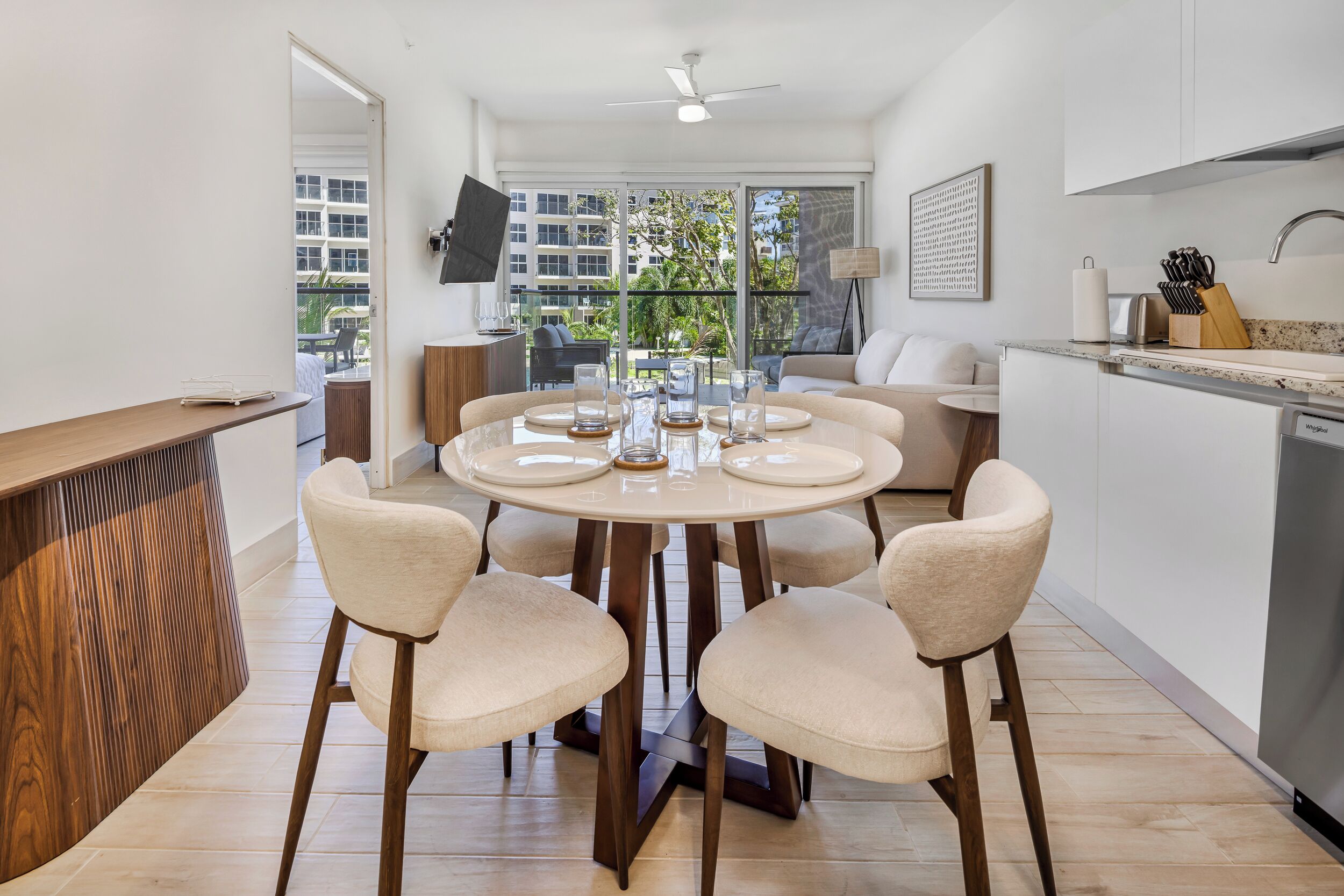 Luxury Apartment, Balcony, Beach View | Dining