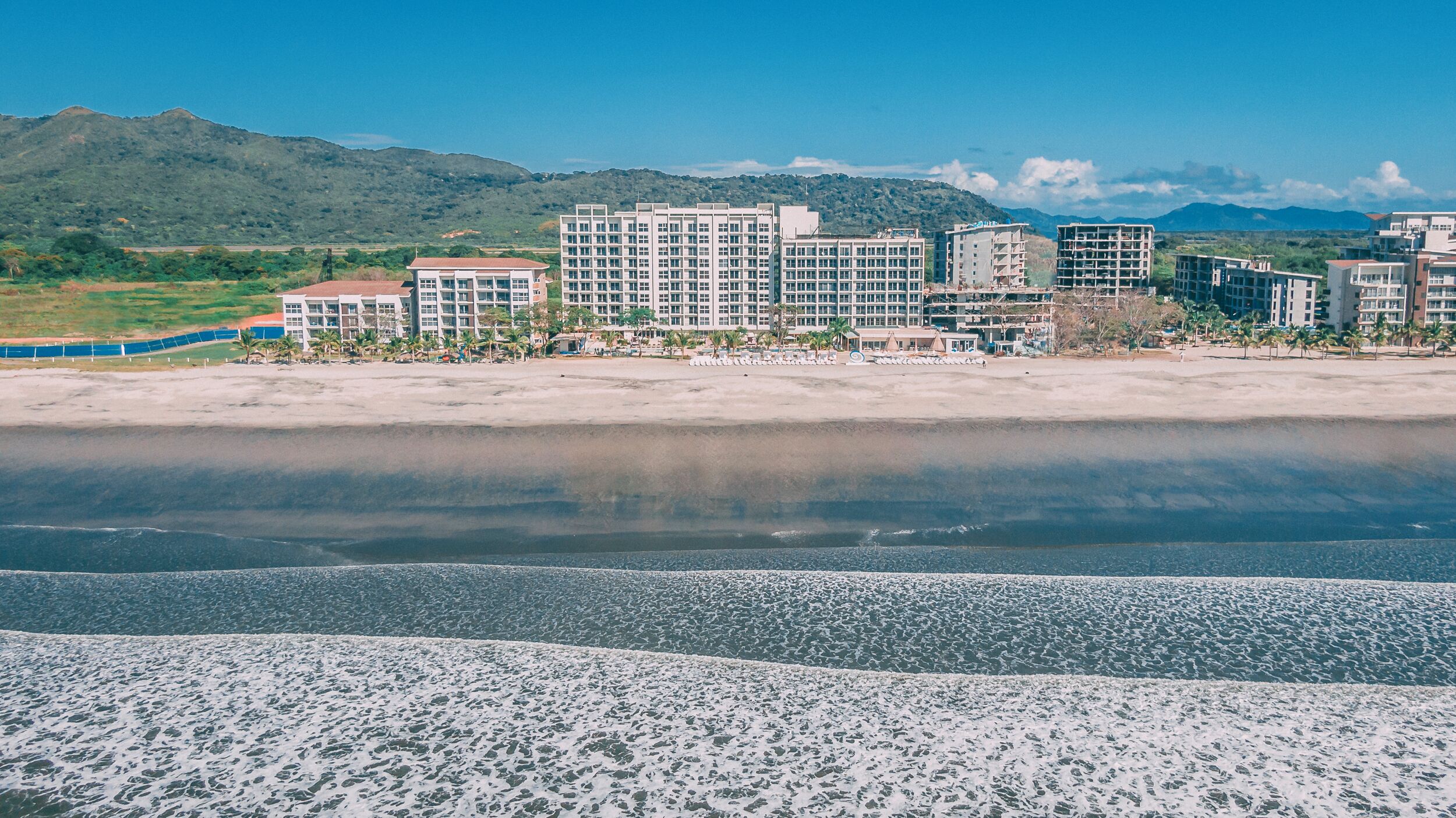 Privat strand, vit sandstrand och 2 strandbarer