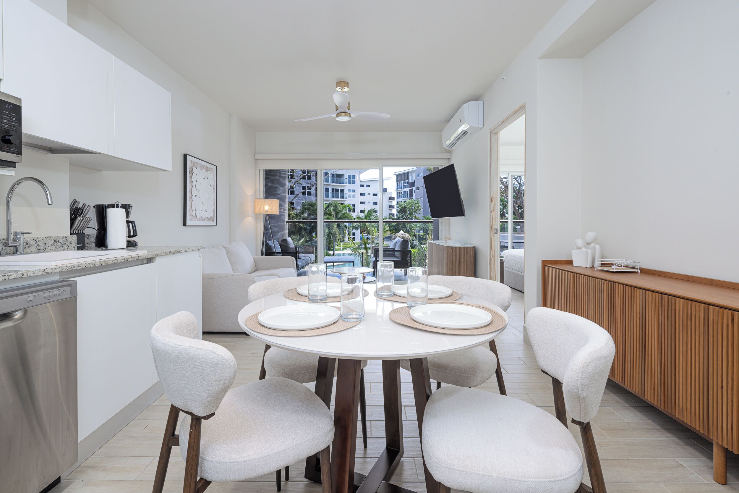 Luxury Apartment, Balcony, Beach View | Dining