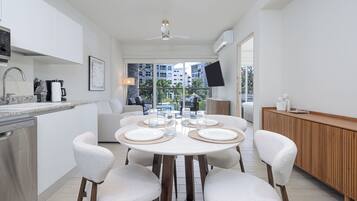 Luxury Apartment, Balcony, Beach View | Dining