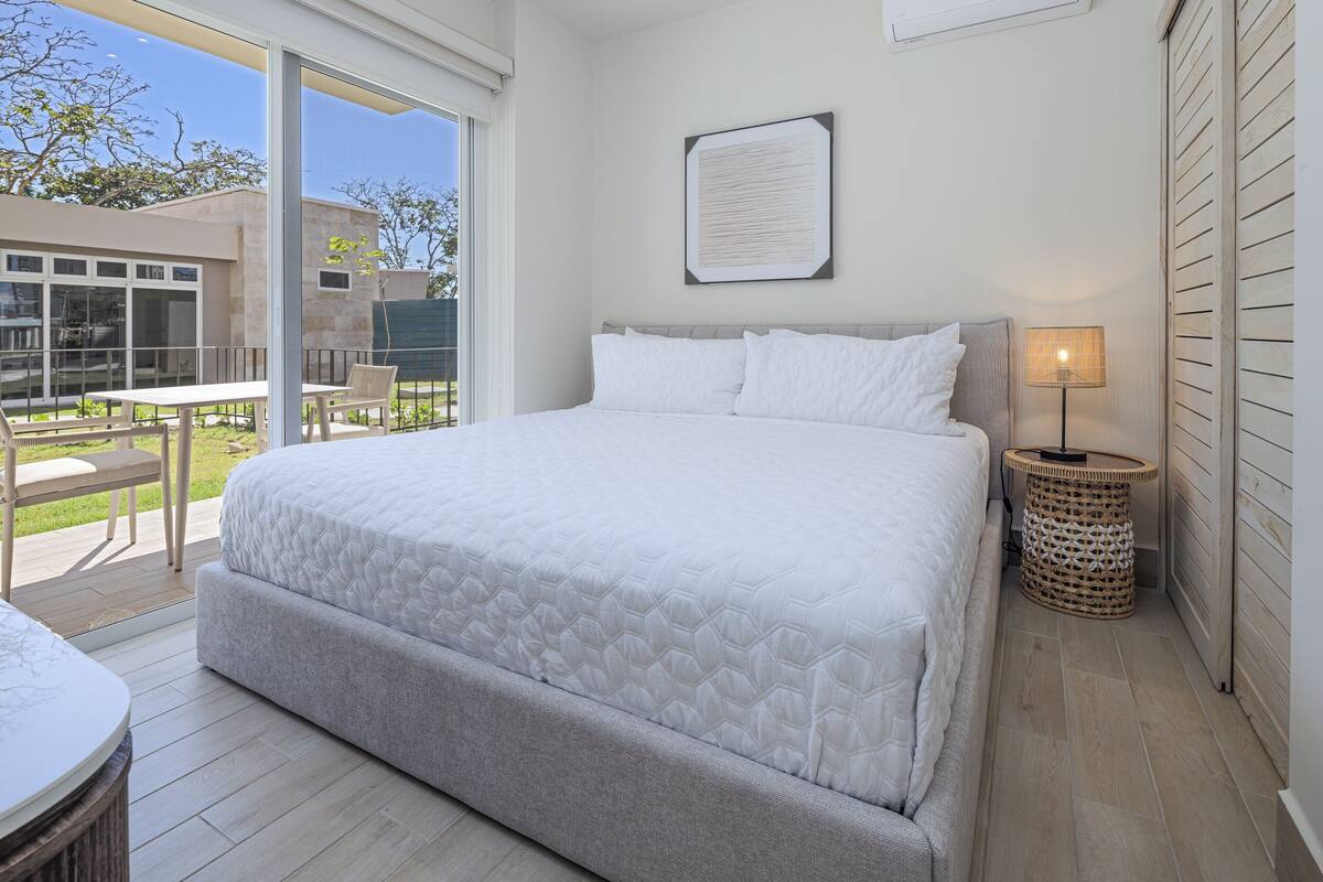 Luxury-Apartment, Balkon, Strandblick | Bügeleisen/Bügelbrett, kostenloses WLAN