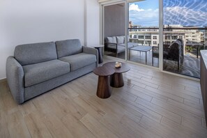 Departamento de lujo, balcón, vista a la playa | Área de sala de estar | Smart TV de 50 pulgadas con canales por cable 