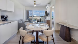 Una cocina moderna con comedor, ventanas amplias y vistas a la ciudad.