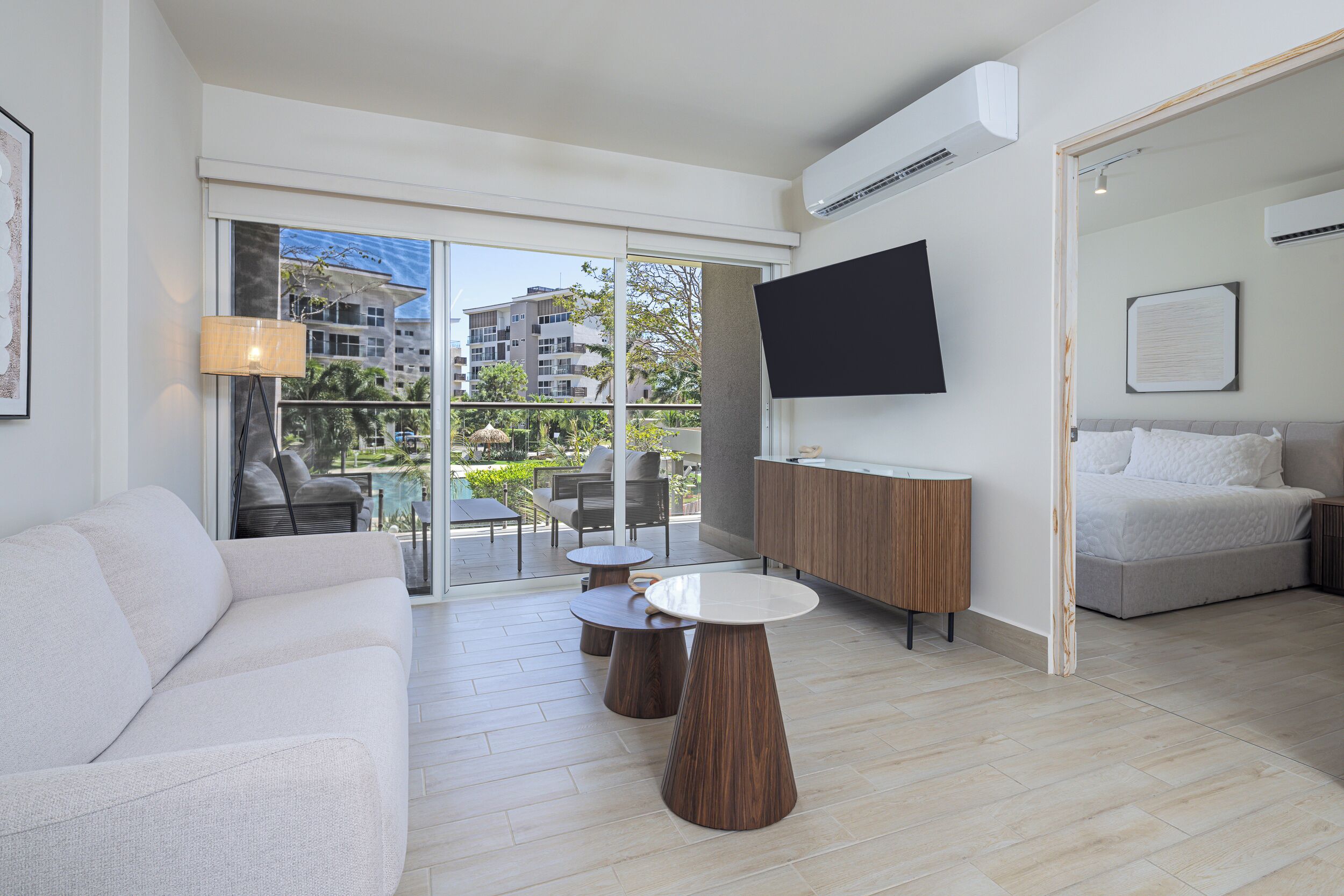 Luxury-Apartment, Balkon, Strandblick | Wohnbereich | 50-Zoll-Smart-TV mit Kabelempfang