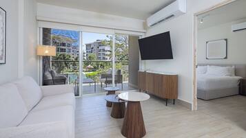 Luxury-Apartment, Balkon, Strandblick | Wohnbereich | 50-Zoll-Smart-TV mit Kabelempfang