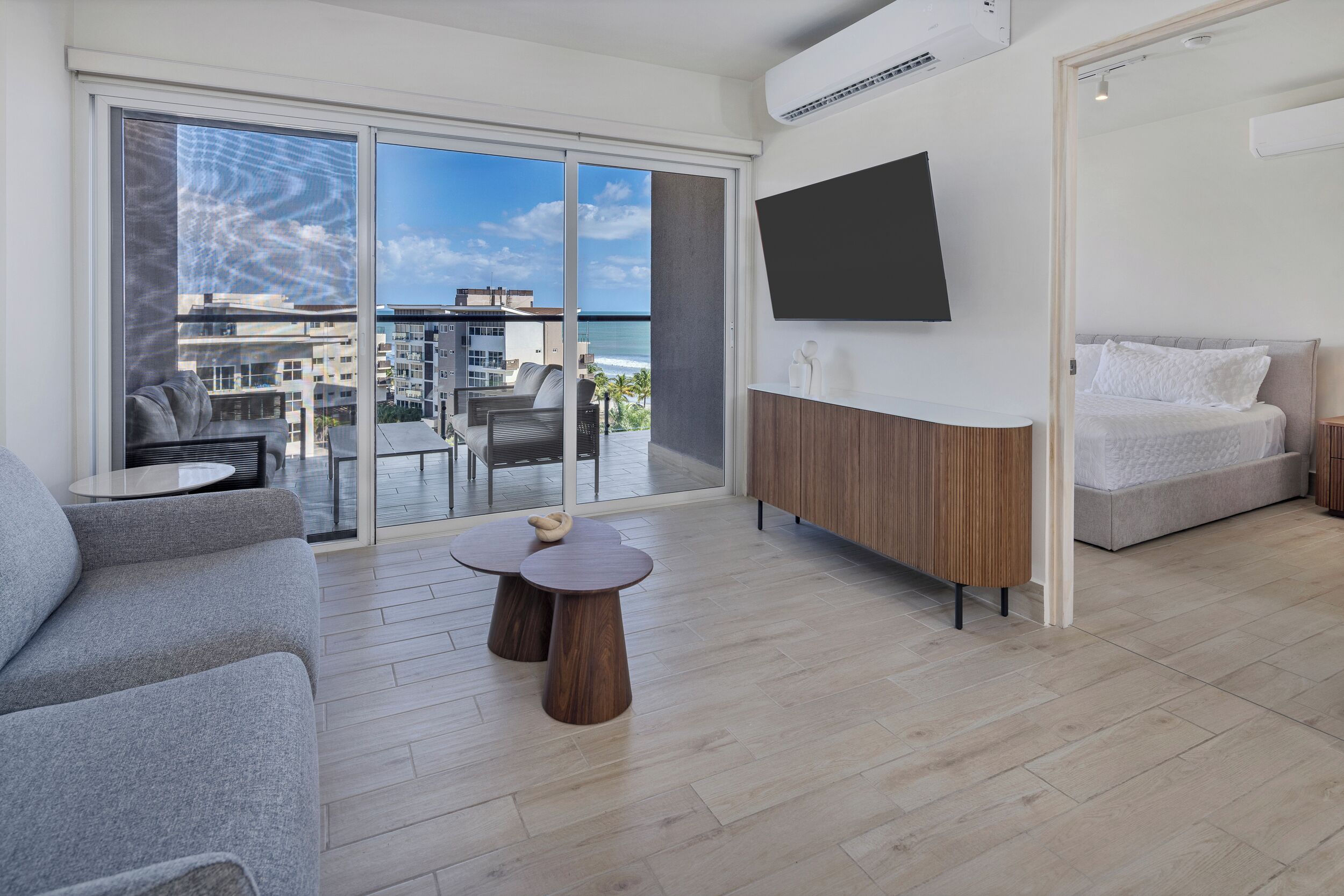 Apartamento de lujo, balcón, vistas a la playa | Zona de estar | Smart TV de 50 pulgadas con canales por cable