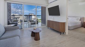 Apartamento de lujo, balcón, vistas a la playa | Zona de estar | Smart TV de 50 pulgadas con canales por cable