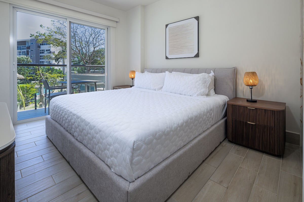 Luxury-Apartment, Balkon, Strandblick | Bügeleisen/Bügelbrett, kostenloses WLAN