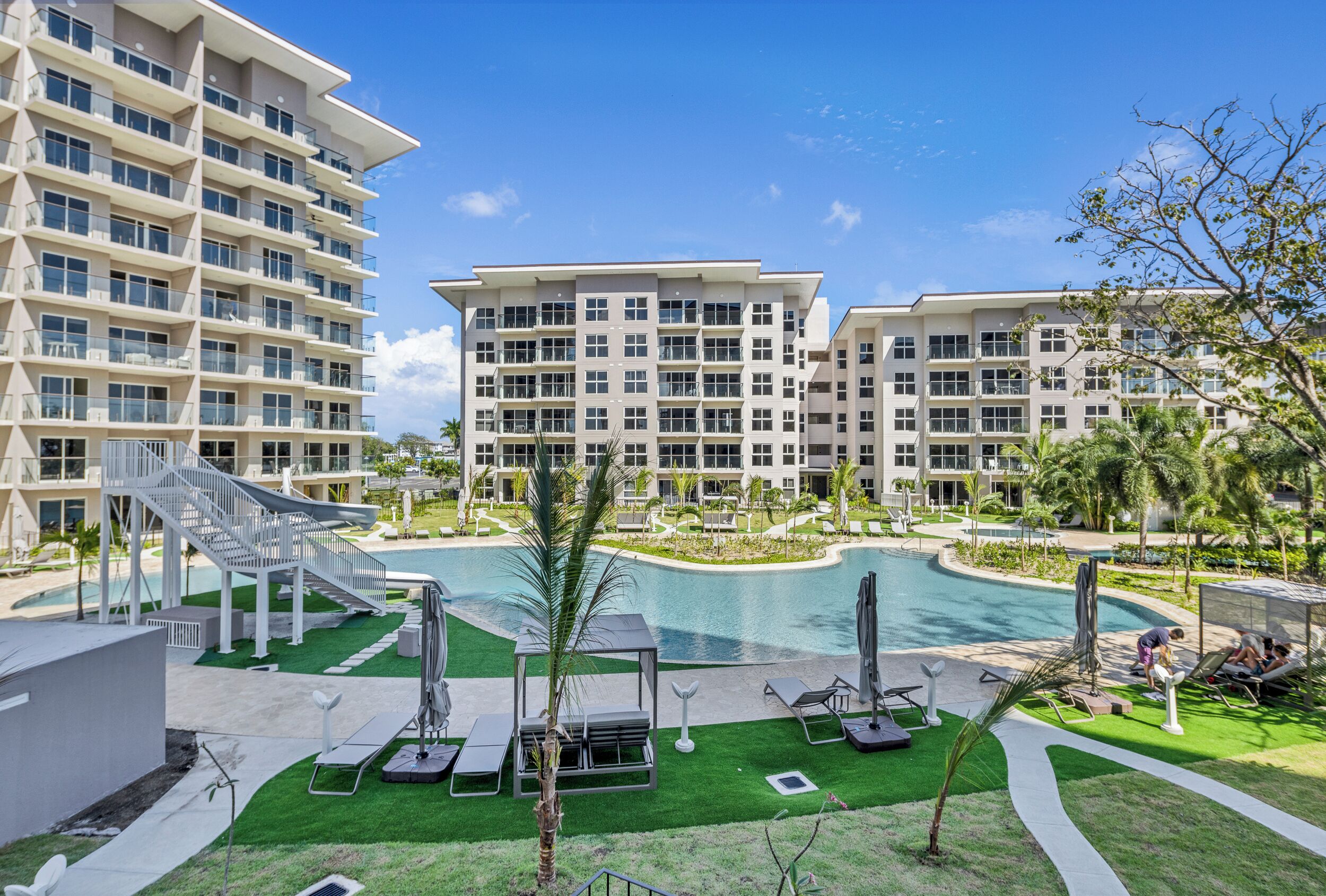 Apartamento de lujo, balcón, vistas a la playa | Piscina | 2 piscinas al aire libre