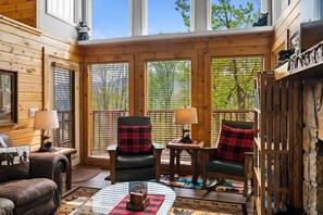 Smart TV, fireplace, DVD player, table football - ONE Beary Good View 3BR-2BA in Gatlinburg Sleeps 9 (Gatlinburg)