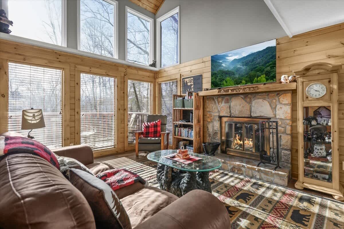 Smart TV, chimenea, reproductor de DVD y futbolito 