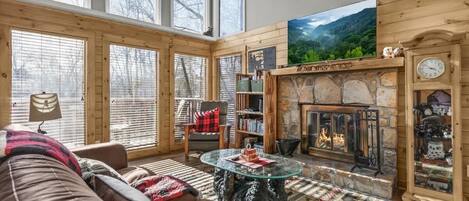 Smart TV, chimenea, reproductor de DVD y futbolito