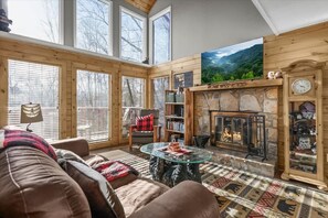 Smart TV, fireplace, DVD player, table football - ONE Beary Good View 3BR-2BA in Gatlinburg Sleeps 9 (Gatlinburg)