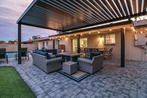 Outdoor dining - Stylish 4 Bdrm Near ASU and Old Town Scottsdale! (Scottsdale)