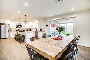 Fridge, microwave, oven, stovetop - Stylish 4 Bdrm Near ASU and Old Town Scottsdale! (Scottsdale)