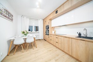 Kylskåp, mikrovågsugn, ugn och spishäll