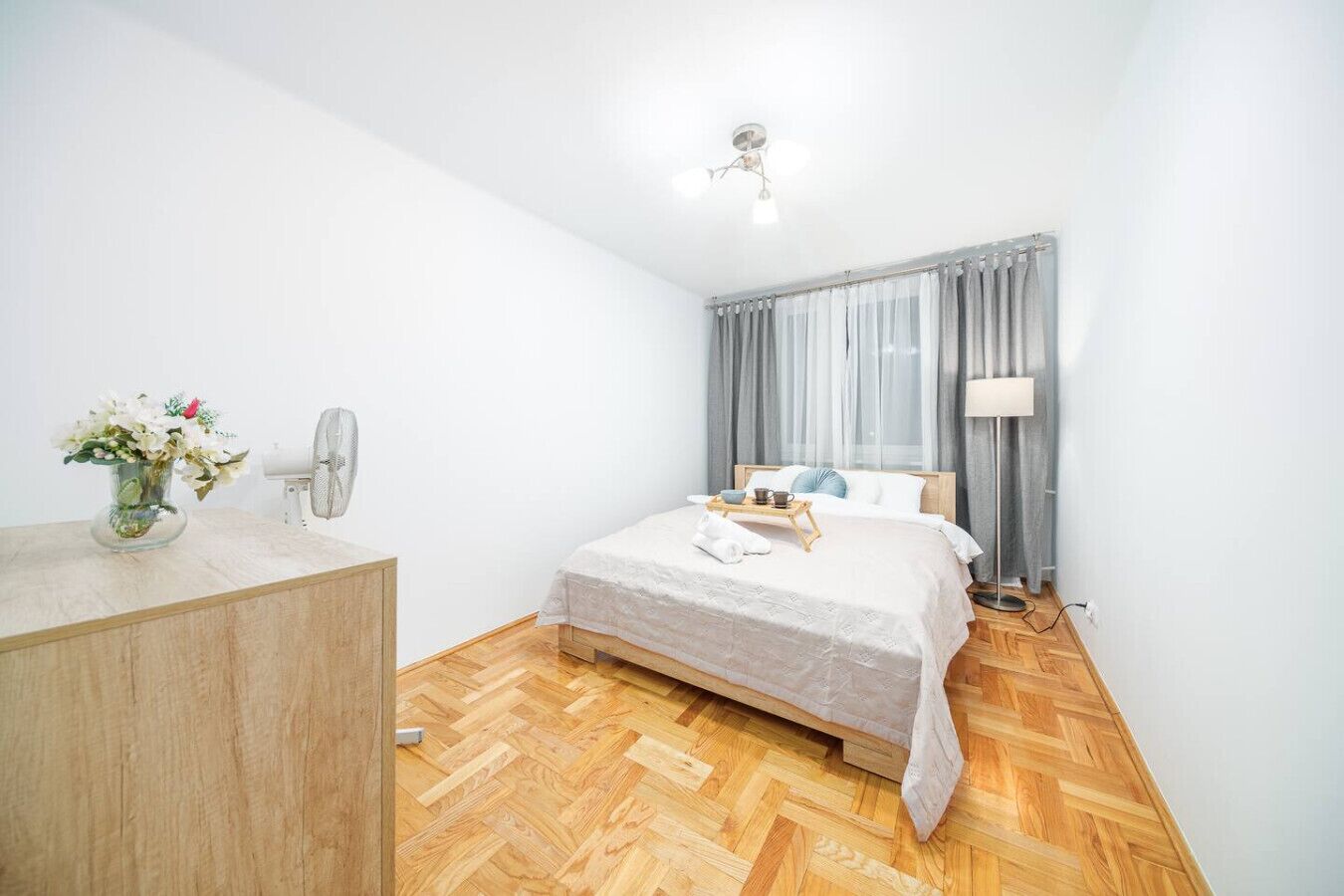 Desk, iron/ironing board, WiFi, bed sheets