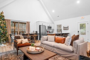 Smart TV, fireplace - Resort Cabin with  Hot Tub, fire pit, indoor pool! (Hollister)