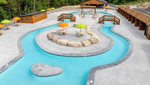 Resort com piscina, deck de madeira e espreguiçadeiras.