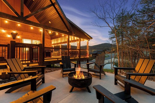 Resort Cabin with  Hot Tub, fire pit, indoor pool!