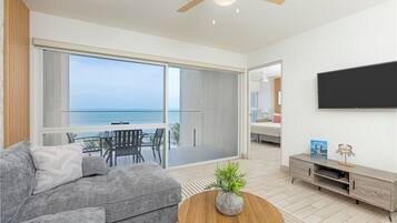 Apartment, Balkon, Meerblick | Wohnbereich | 50-Zoll-Smart-TV mit Kabelempfang