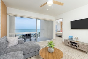 公寓, 陽台, 海景 | 起居區 | 50-吋智慧型電視,提供有線頻道