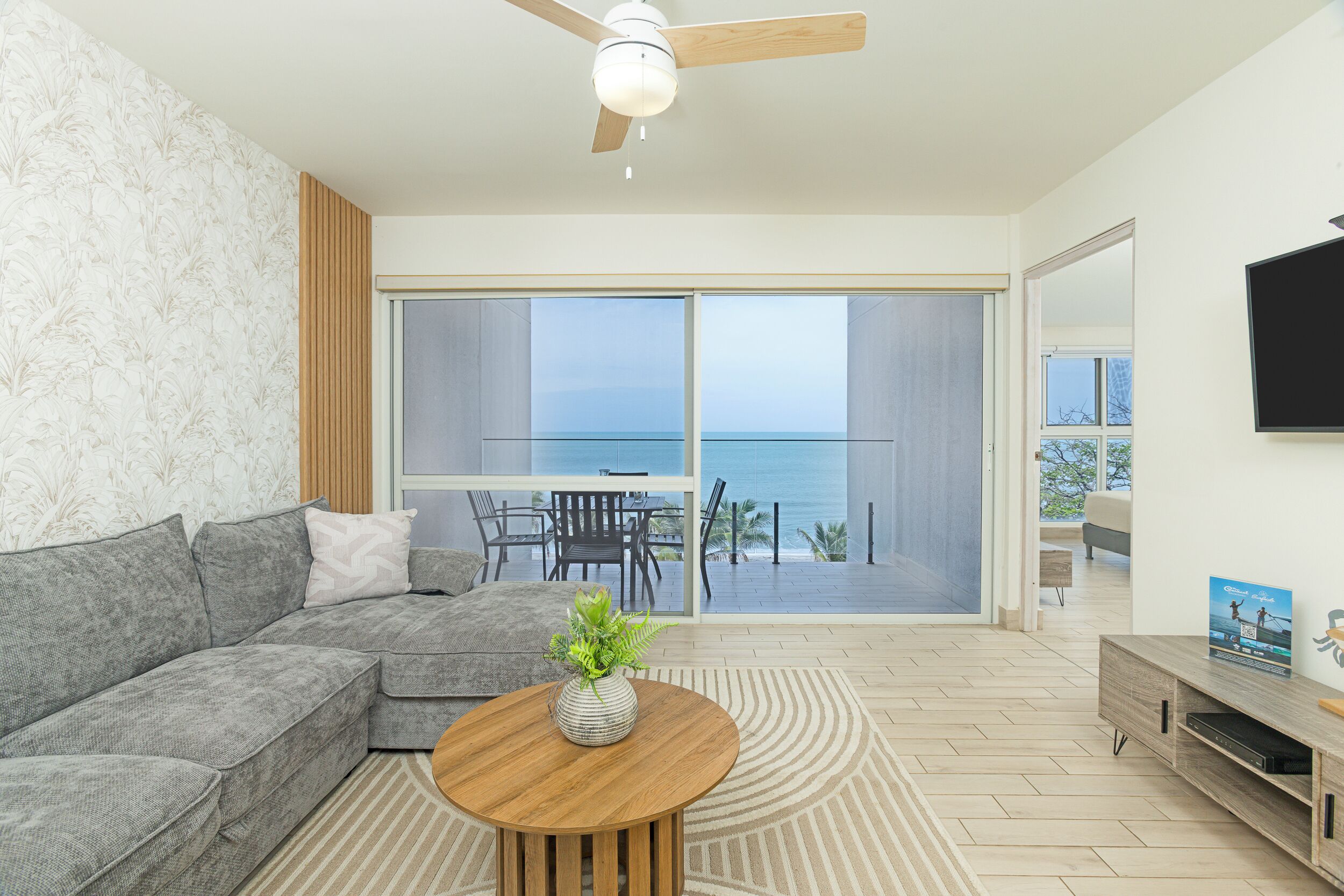 Apartment, Balkon, Meerblick | Wohnbereich | 50-Zoll-Smart-TV mit Kabelempfang