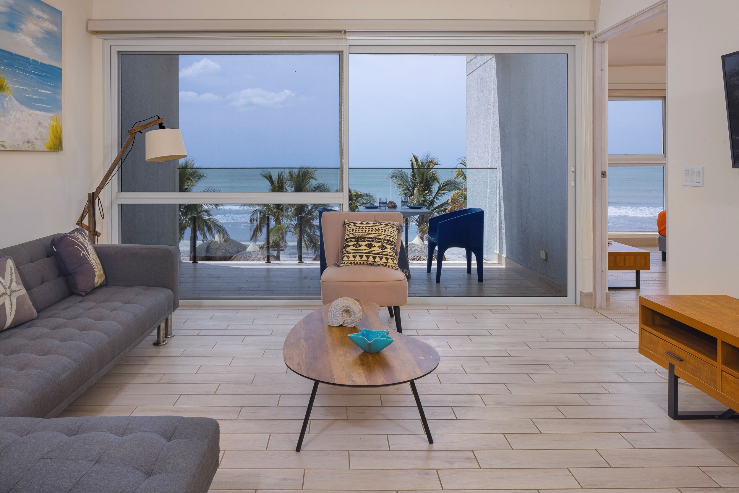 Appartement, balkon, uitzicht op zee | Woonruimte | Een 50-inch smart-tv met kabelzenders