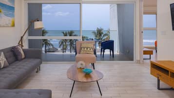 Appartement, balkon, uitzicht op zee | Woonruimte | Een 50-inch smart-tv met kabelzenders