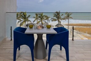 Apartment, Balkon, Meerblick | Speisen im Freien