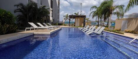 2 outdoor pools